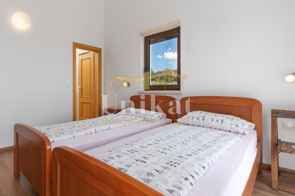 Casa con piscina e vista mare